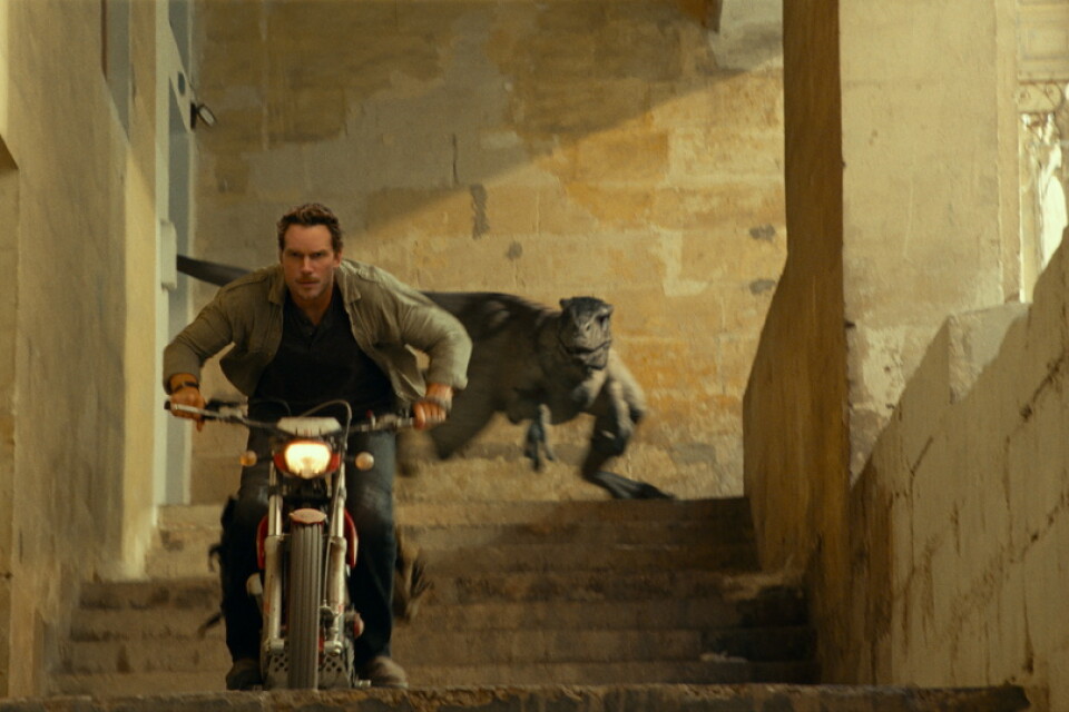 Filmens hjälte Buff Hardback (Chris Pratt) i en av många jaktscener. Pressbild.