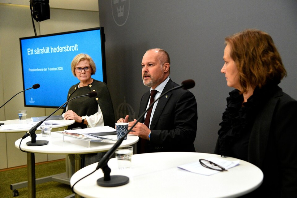 Justitieminister Morgan Johansson tar emot utredningen om hedersrelaterat vÂld och förtryck av utredaren och riksåklagaren Petra Lundh till vänster i bild. Till höger Juno Blom, liberalernas partisekreterare.