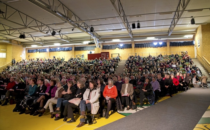 Utfrågning av biskoppskandidater i Lunds stift lockade runt 900 åhörare till Björkvikshallen i Höör. Den nya biskopen ska väljas under våren. De är åtta som kandiderar