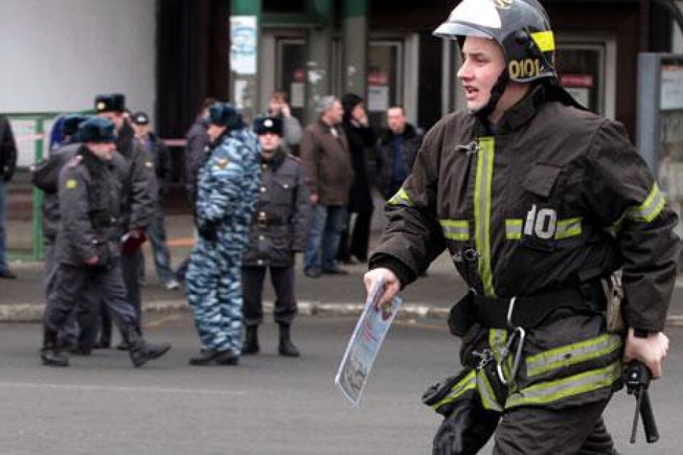 En brandman nära ingången till Lubyankastationen i Moskva som skakades av en explosion på måndagsmorgonen. Foto: TT Foto: TT