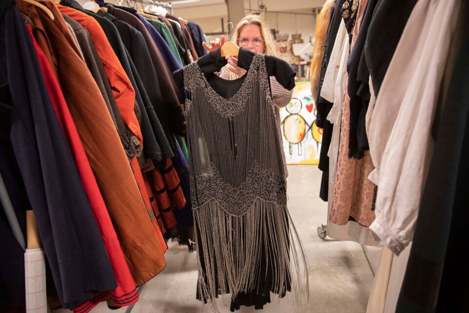 Annelie Haraldsson har fastnat för en tjugotalsklänning, som påminner om kläderna i den kända tv-serien Downton Abbey.