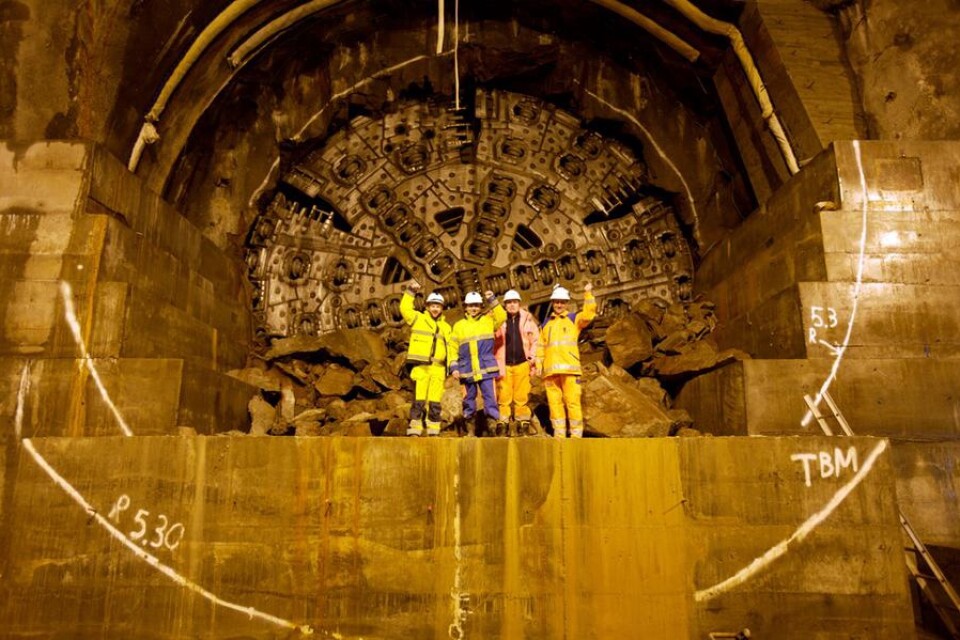 I dag väntas tunnelborren Åsa bryta igenom de sista bergmassorna i Hallandsåsen och det östra tunnelröret kommer därmed att vara färdigborrat.