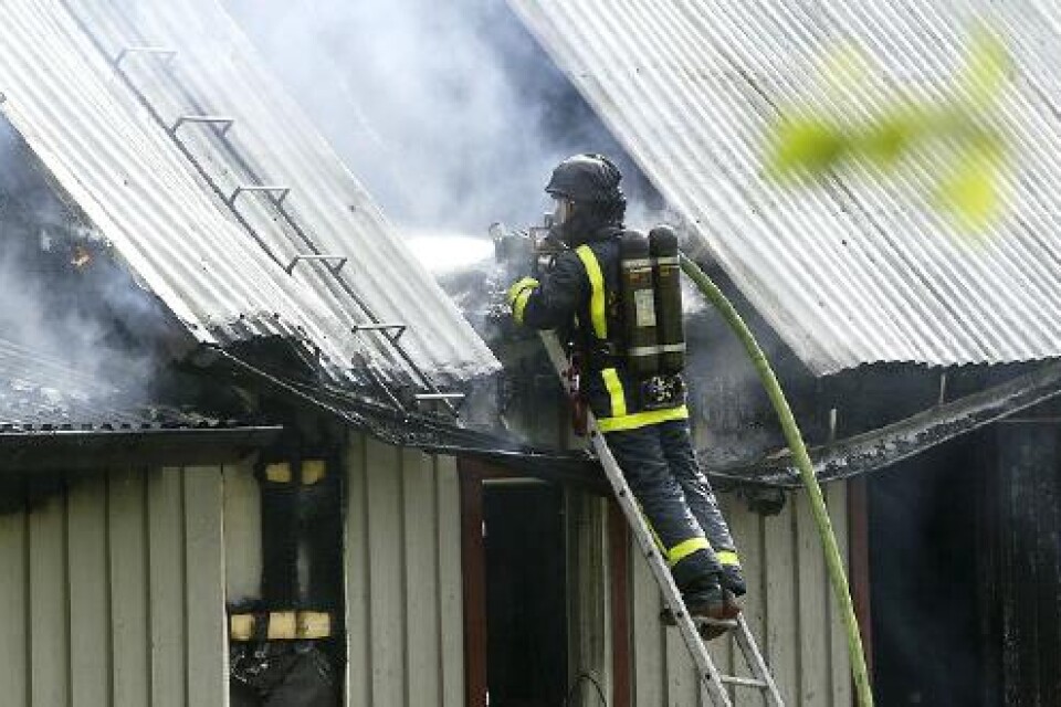 Foto: Lena Ehring Utbränt. Brandmännen var tvungna att bryta upp tak och väggar på garaget för att komma åt att släcka ordentligt.