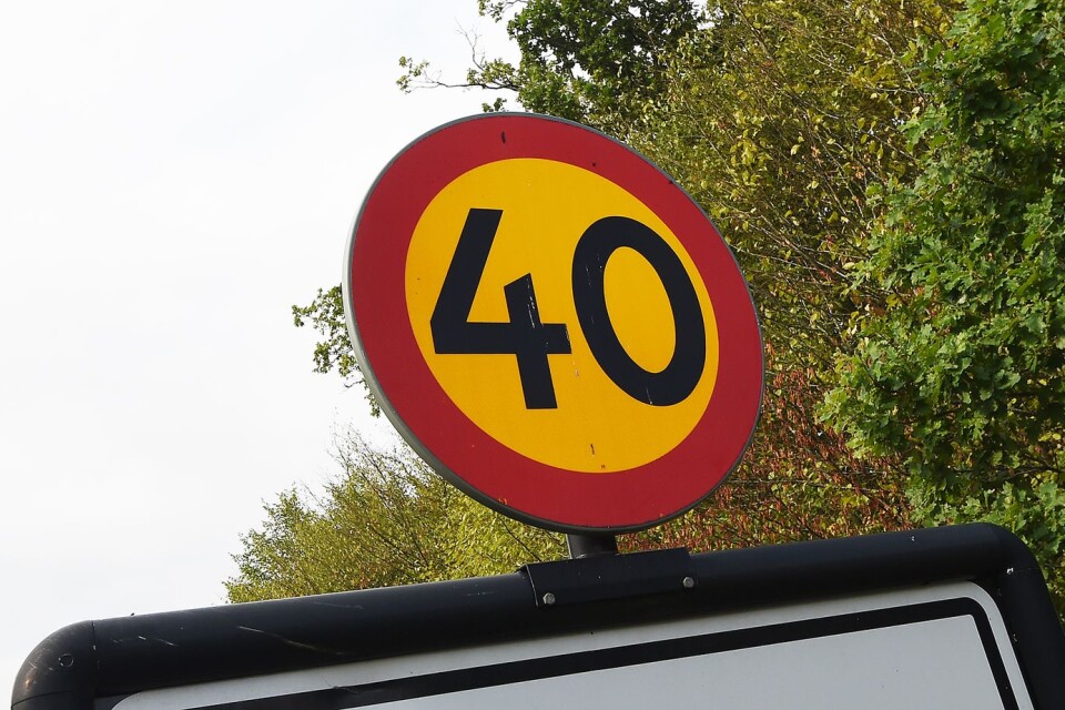 40 står det, men enligt insändarskribenten håller många högre fart än så.