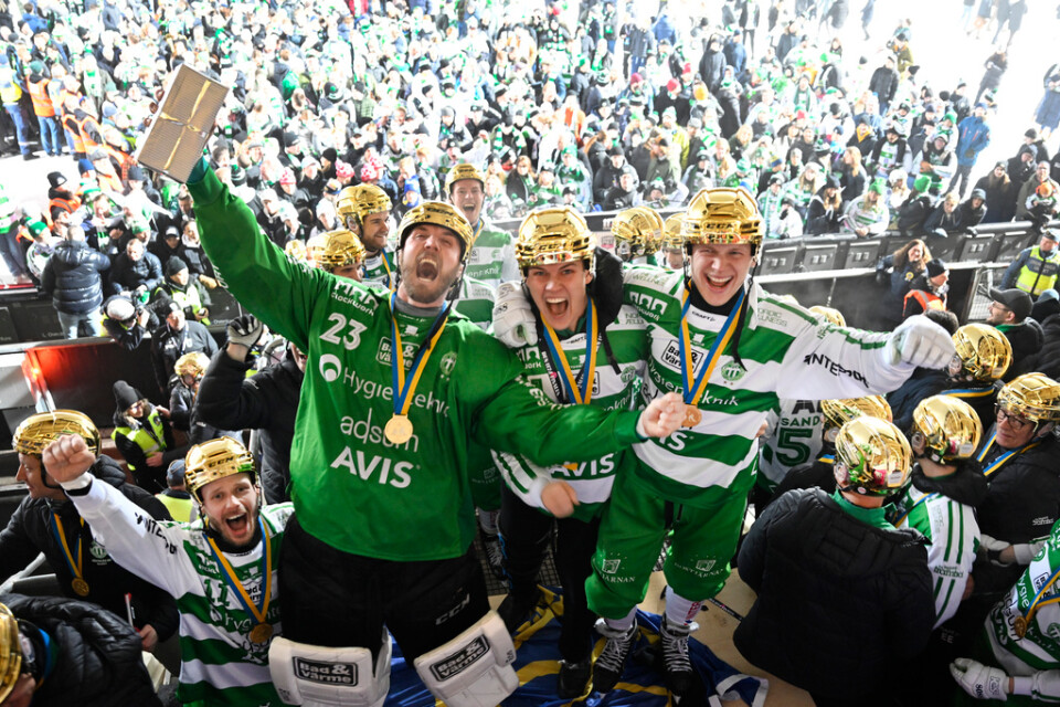 Västeråsspelare firar SM-guldet.