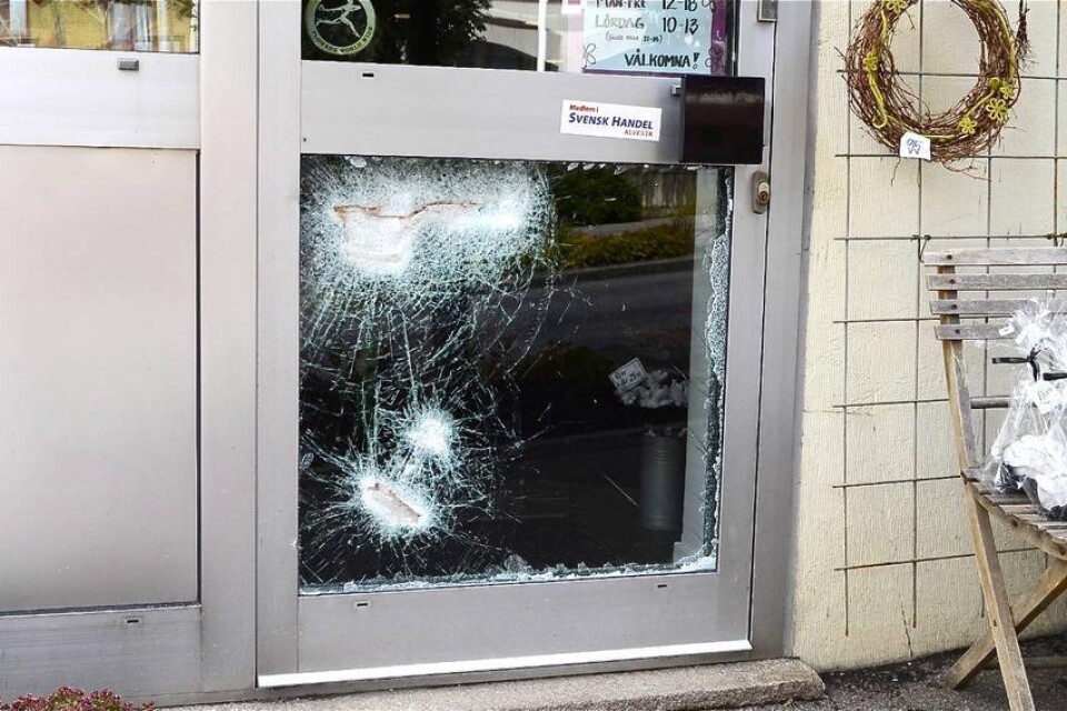 Med en yxa slogs fönsterrutor sönder på Lisas Blommor i centrala Alvesta.Foto: Lillian Andersson