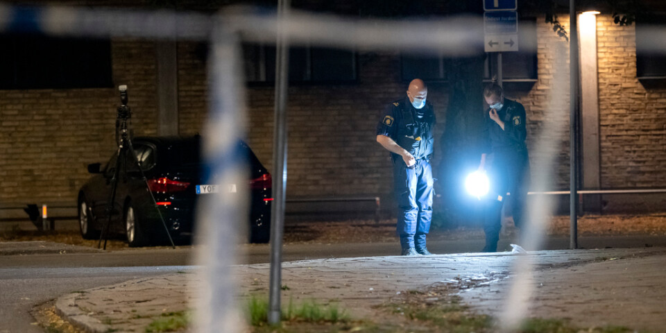 Polisens kriminaltekniker i arbete på Augustenborgsgatan i Malmö efter ett bråk som resulterade i att fyra personer fick föras till sjukhus. Arkivbild.