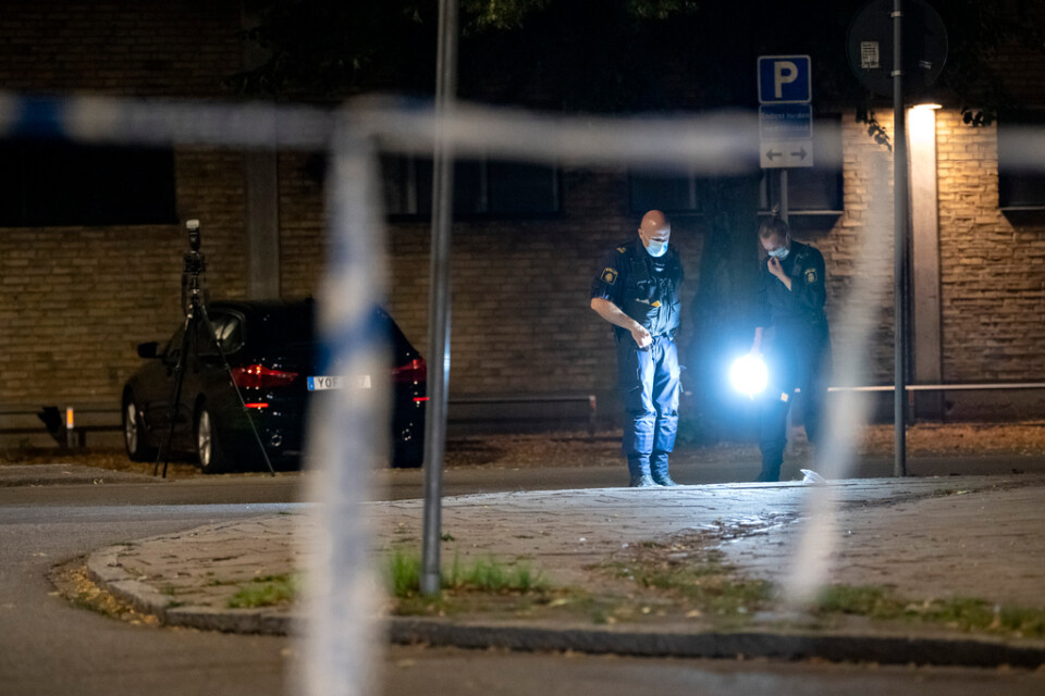 Polisens kriminaltekniker i arbete på Augustenborgsgatan i Malmö efter ett bråk som resulterade i att fyra personer fick föras till sjukhus. Arkivbild.