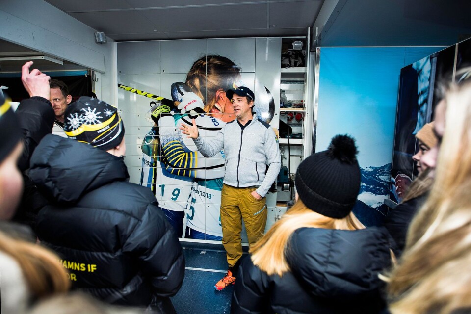 Urban Nilsson guidar en grupp UIF-ungdomar i landslagets vallatrailer. ”Ni kanske undrar varför vi har så många skidor? Det är för att varje åkare har skidor som passar för olika temperaturer mellan minus 15 och plus fem. Och de har lika många skejtskidor som klassiska skidor”, säger han.