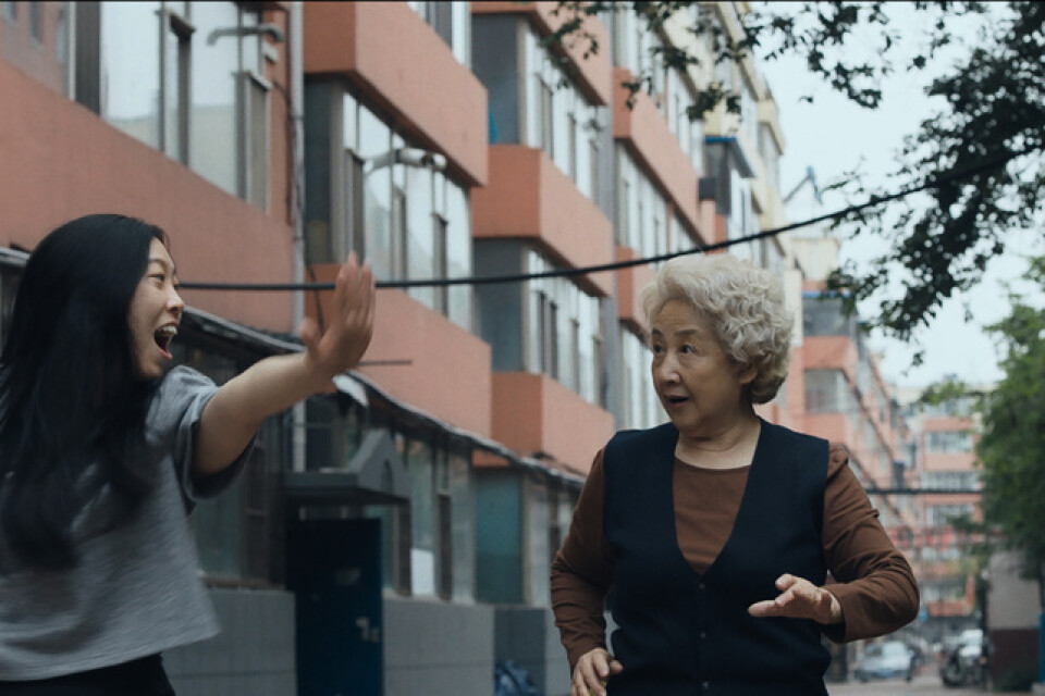 Komikern Awkwafina spelar Billi i "The farewell" och Shuzhen Zhao hennes farmor Nai Nai. Pressbild.