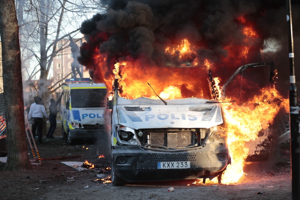 En polisbuss som satts i brand under upploppet i Sveaparken i Örebro på långfredagen i år.