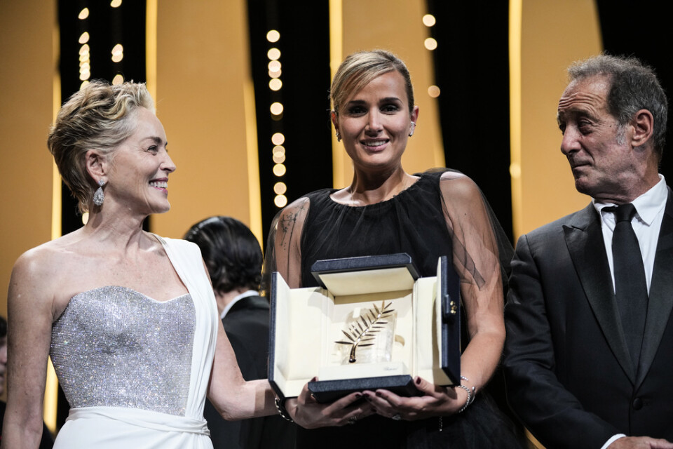 Julia Ducournau (mitten, tillsammans med Sharon Stone och Vincent Lindon) fick Guldpalmen för filmen "Titane". Nu har filmen chans att vinna ett av Europeiska filmakademins priser. Arkivbild.