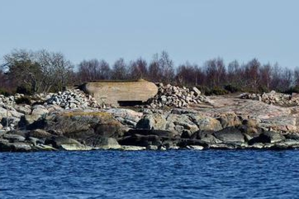 Havsutsikt. Under året lägger Fortifikationsverket ut ett flertal mindre befästningar till försäljning. Här ett av objekten ? ett skyttevärn på Sturkö.