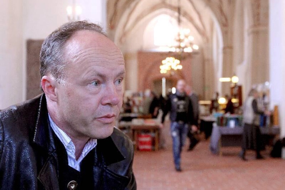 I går invigde författaren Fredrik Sjöberg helgens antikvariska bokmässa i Klosterkyrkan. I dag klockan 13 berättar han om sin nya bok,men då är platsen stadsbiblioteket.