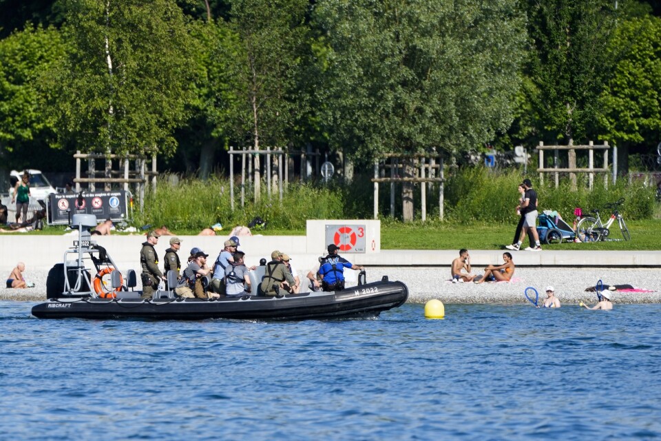 Poliser patrullerar Genèvesjön, utanför Villa de la Grange, där onsdagens ryskamerikanska toppmöte ska hållas.