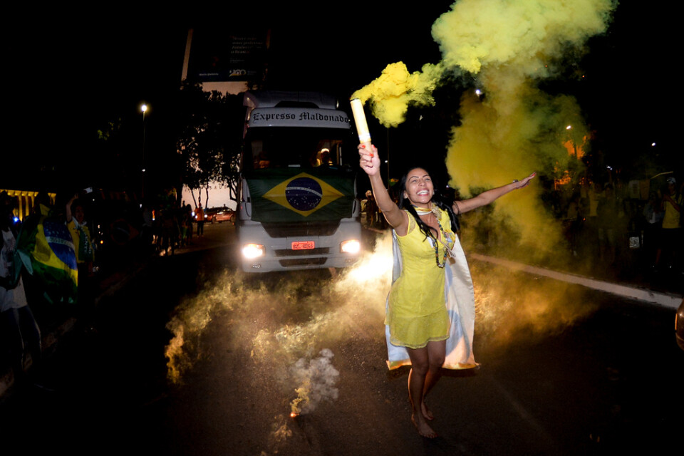 En Bolsonaroanhängare firar i huvudstaden Brasília.