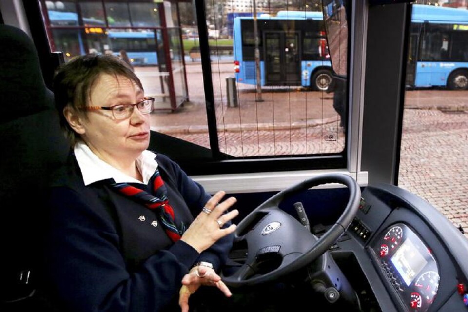 Karin Andersson har varit busschaufför i 24 år var glad över att få prova den nya bussen.