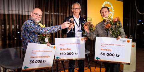 Sven-Olof Bernhoff, vd på Skånefrö i mitten, tog förstapriset när Sparbanken Skåne delade ut sitt Framtidspris. Till vänster respektive höger andrapristagarna, Ola Sjödin från Soeco Kontorsmöbler och Viktor Ekberg, Malmberg.