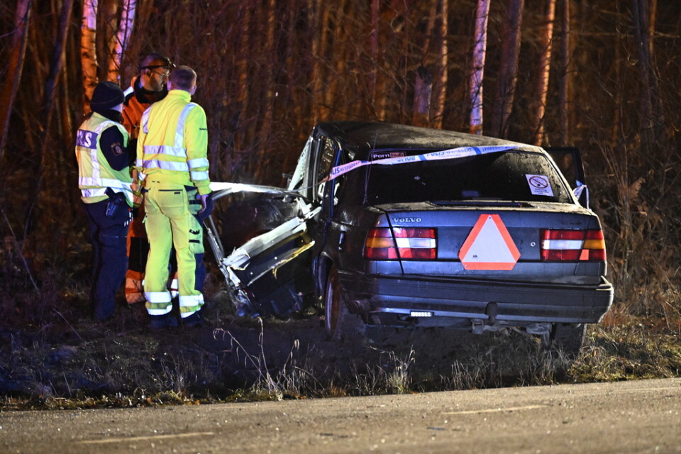 Två pojkar och en flicka har förts till sjukhus efter en krock mellan en A-traktor och en personbil på riksväg 21 i Tyringe i Hässleholms kommun.