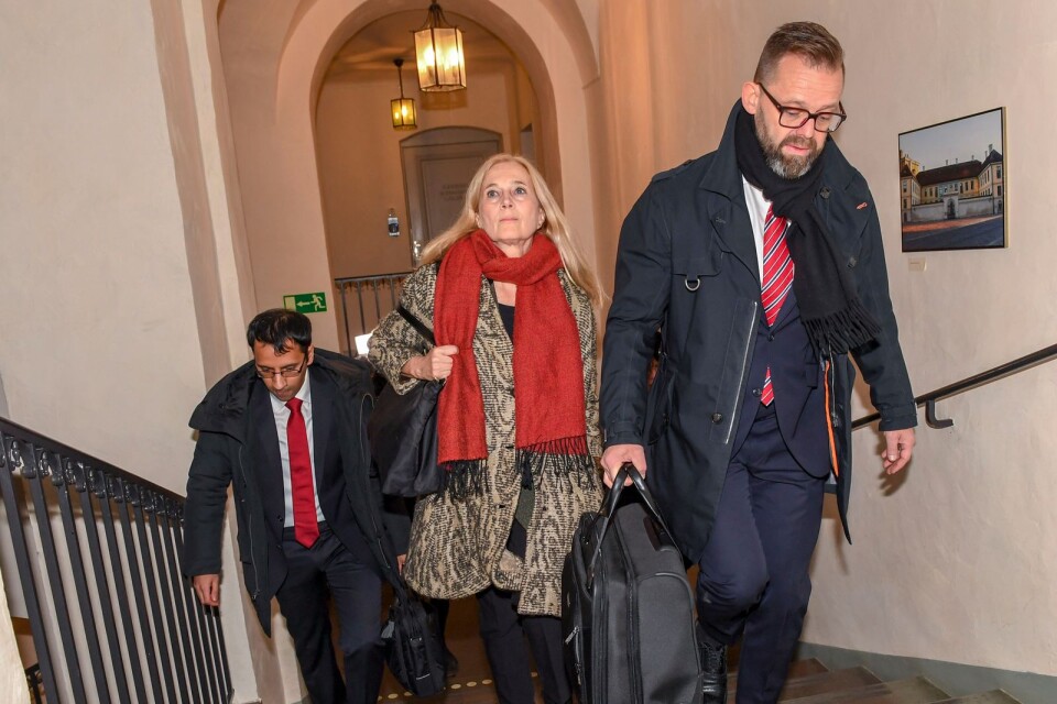 Katarina Frostenson (t.v) anländer tillsammans med advokat Björn Hurtig (t.h.) till Svea Hovrätt, när hon ska vittnade i  rättegången mot den så kallade kulturprofilen tidigare i höstas.