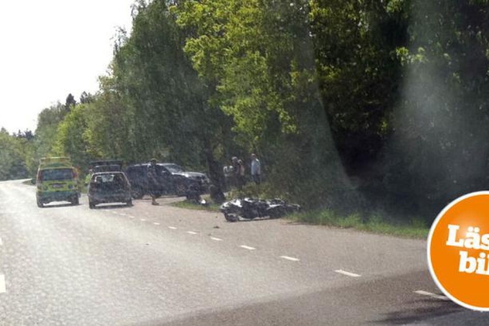 En kvinna fördes till sjukhus på lördagen sedan en motorcykel kolliderat med en personbil på Lindsdalsvägen.