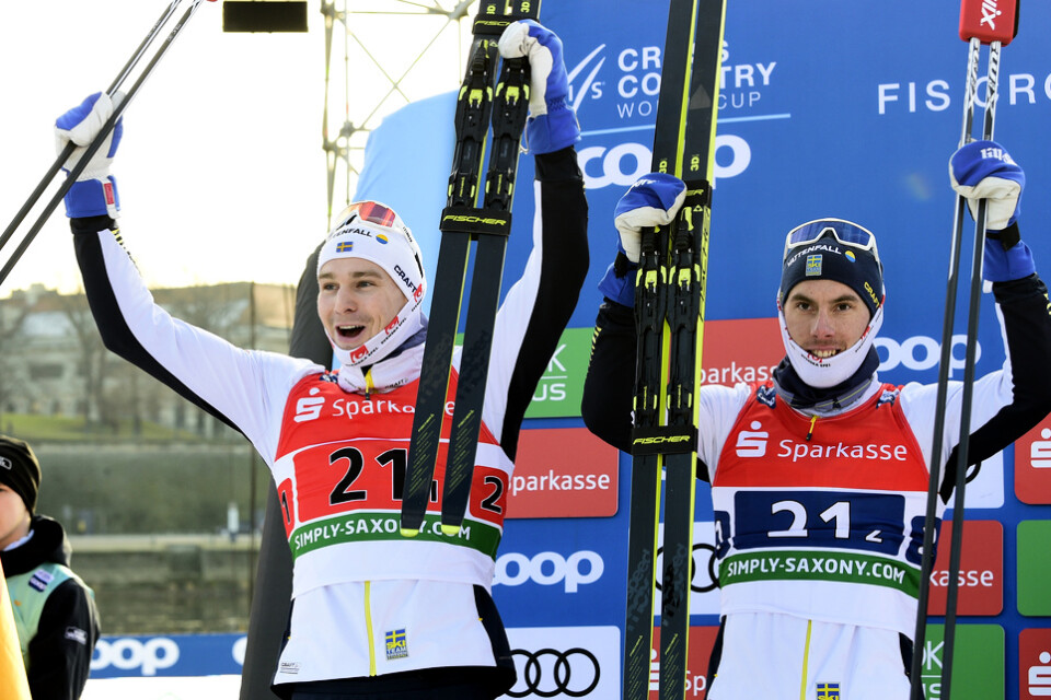 Marcus Grate (till vänster) och Johan Häggström jublar över andraplatsen i lagsprinten i Dresden.