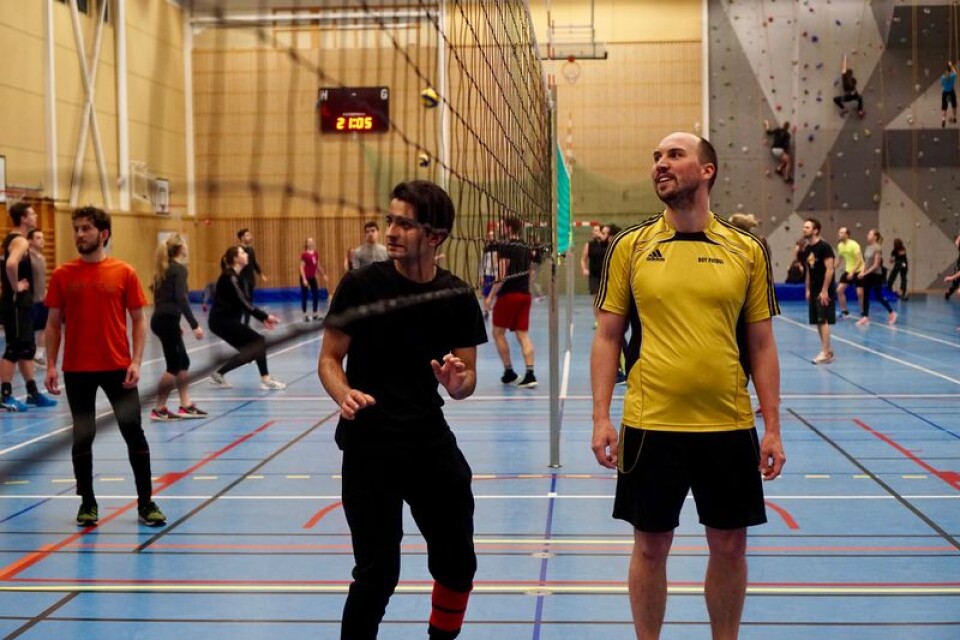 Avslappnat och enkelt. Darwiech Ahmedzai och Ingemar Johansson gillar volleybollen i Fiks regi.