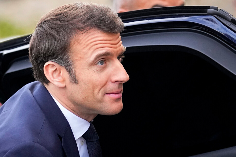 Frankrikes president Emmanuel Macron försöker i sista stund samla tillräckligt med stöd för sin pensionsreform.