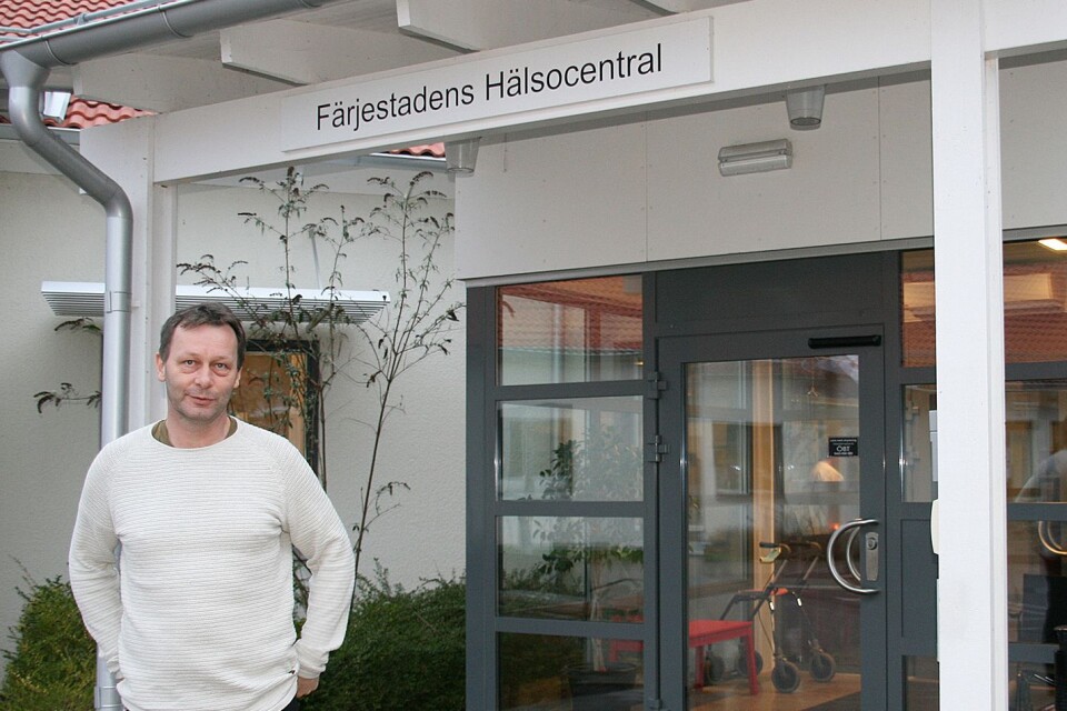 Jonas Falk, verksamhetschef på Färjestadens hälsocentral, ser allvarligt på att man hittat ett fall av covid-19 bland personalen.