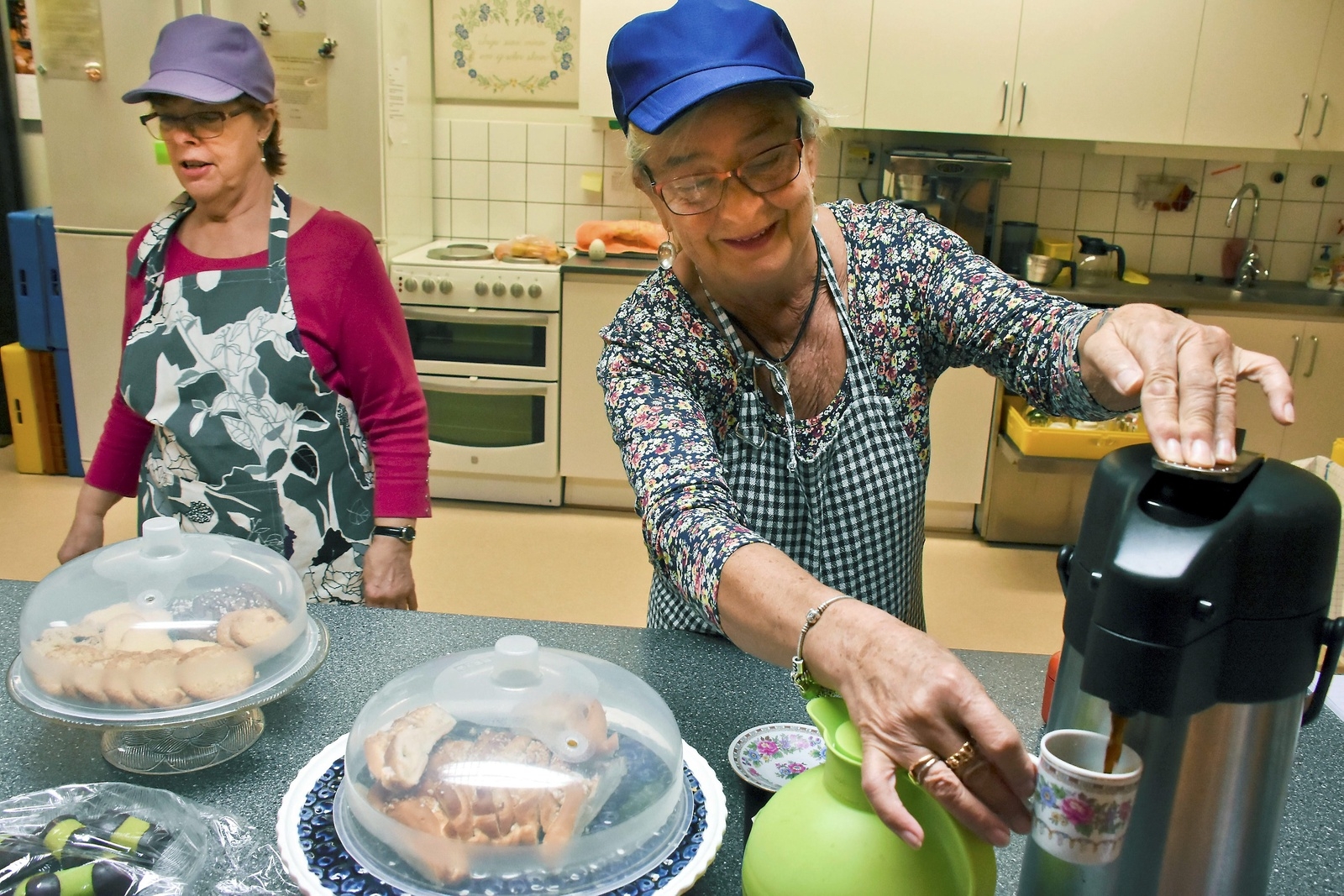 Senioren. Ann-Christine Johansson och Karin Norrgran jobbar i köket.