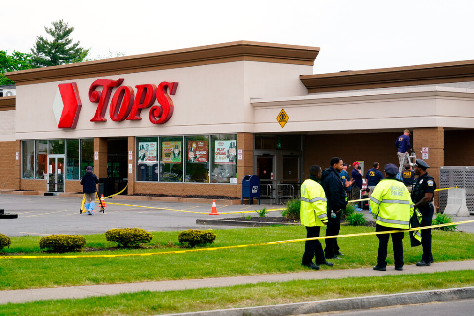 Polisens utredare undersöker matbutiken i Buffalo i New York där en masskjutning ägde rum den 14 maj. Bilden togs den 16 maj.