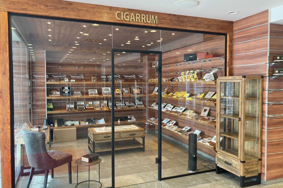 I butiken finns bland annat ett cigarrum.