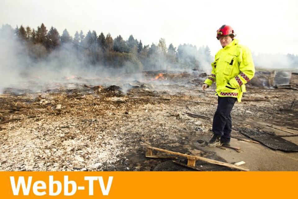 Insatsledare Krister Palmkvist konstaterar att inte mycket återstår av de 30 000 kubikmeter trä som fanns på tippen vid Övreskog. Han konstaterar också att branden inte spred sig utanför återvinningscentralens område.