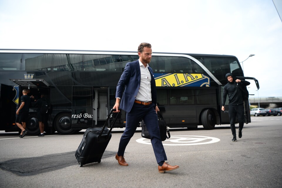 AIK:s nye tränare Bartosz Grzelak anländer till Guldfågeln arena inför den försenade matchen mot Kalmar.