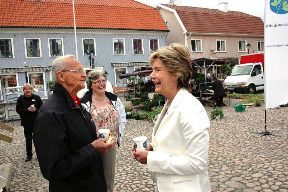 Stig Bodin var en av dem som passade på att ta en pratstund med Maria Larsson i Ulricehamn i går.