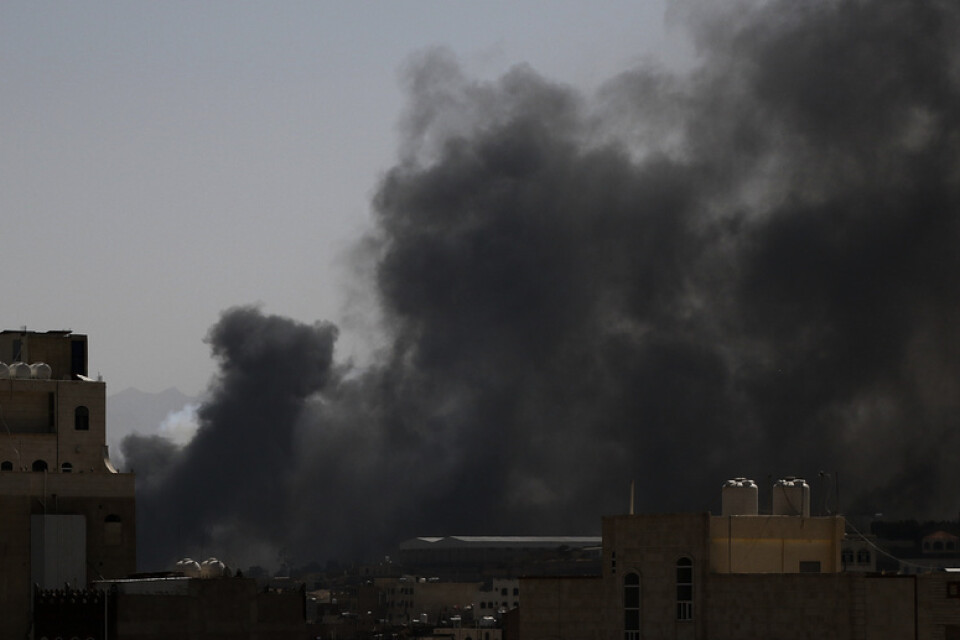 Rök stiger från en militär anläggning i Sanaa den 7 mars, sedan den saudiledda koalitionen anfallit från luften.