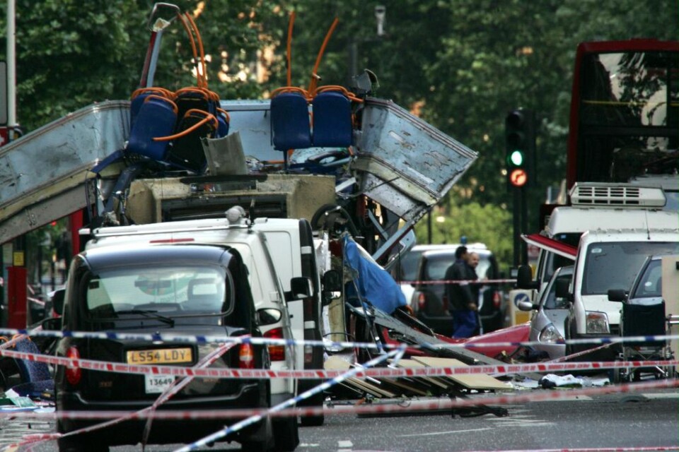 På tioårsdagen av bombdåden i Londons tunnelbana högtidlighålls i dag minnet av offren för det värsta terrordådet som skett på brittisk mark. 52 människor dödades och över 700 skadades när självmordsbombare detonerade sina sprängladdningar på tre tunnel
