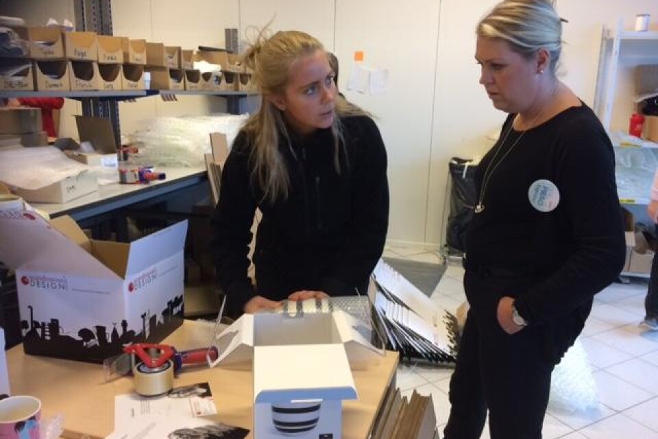Lena Hallengren (S) fick testa på att jobba med packning av varor. Här får riksdagskvinnan instruktioner av Anna Gröhn. Foto: Jörgen Ström