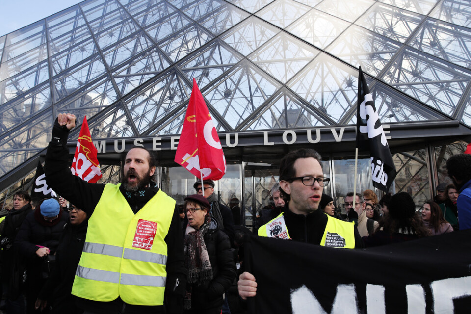 Strejkande aktivister blockerar ingångarna till Louvren i Paris.