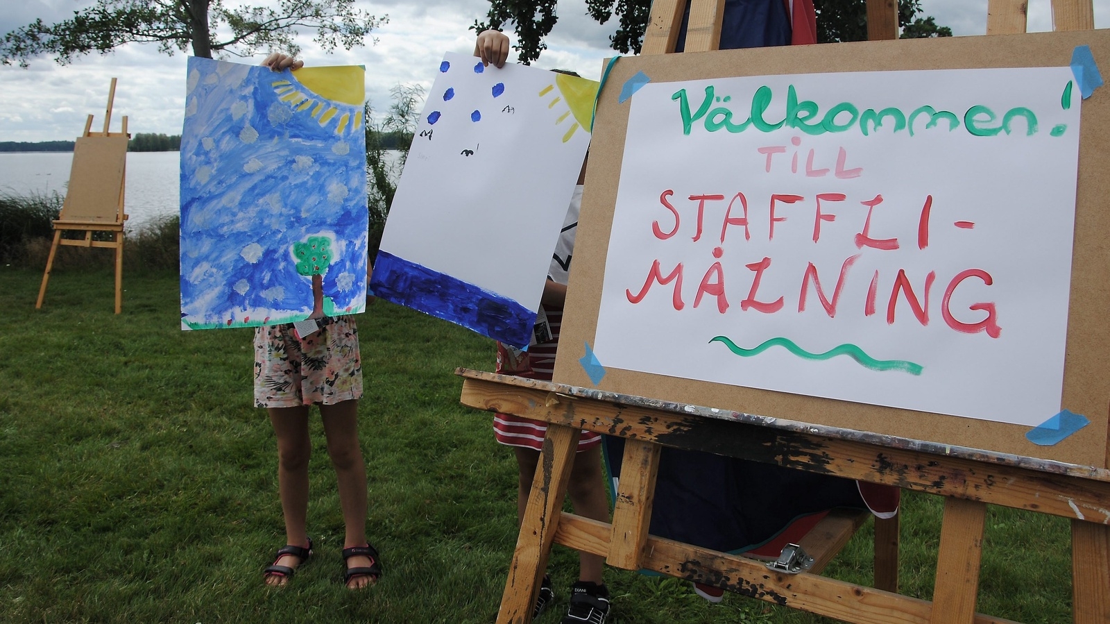 Under onsdagen och torsdagen besökte barn Osbysjön för att testa på att måla på staffli. Foto: Jacob Ruderstam