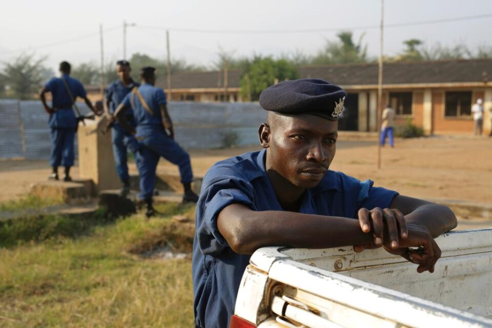 En toppgeneral och rådgivare till Burundis president Pierre Nkurunziza har dödats i ett bakhåll i huvudstaden Bujumbura. Generalen Adolphe Nshimirimana anses ha varit landets säkerhetschef och uppfattades som \"nummer två\" i regimen. Både polis och vitt