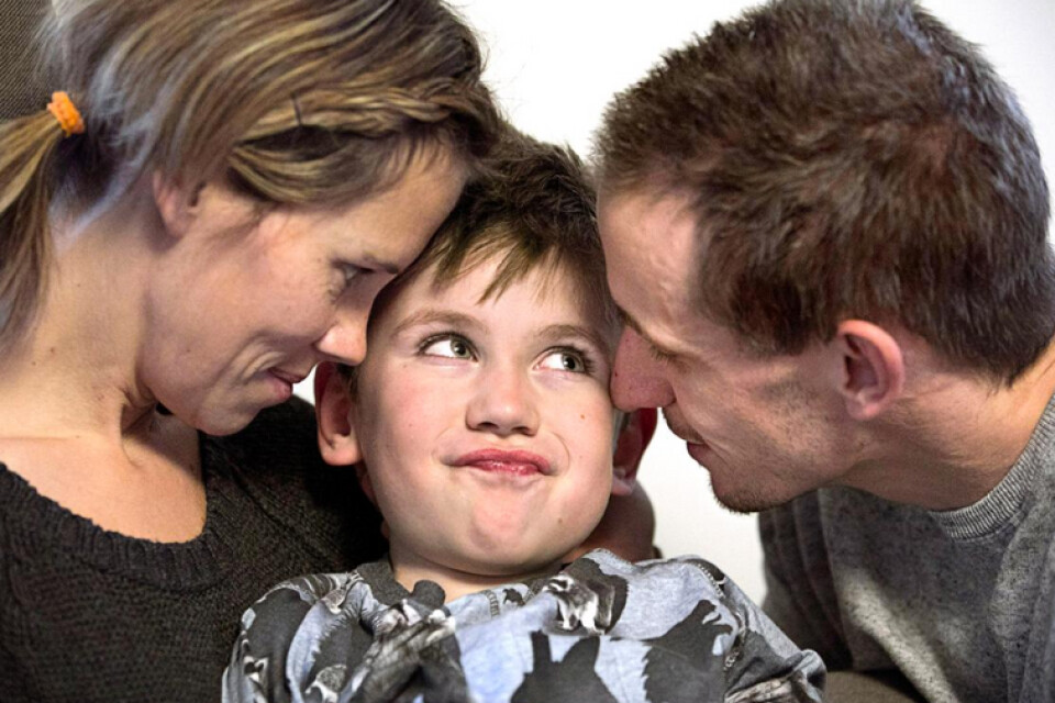 Oskar Karlsson har en dödlig muskelsjukdom. Här är han med mamma Jenny och pappa Andreas.