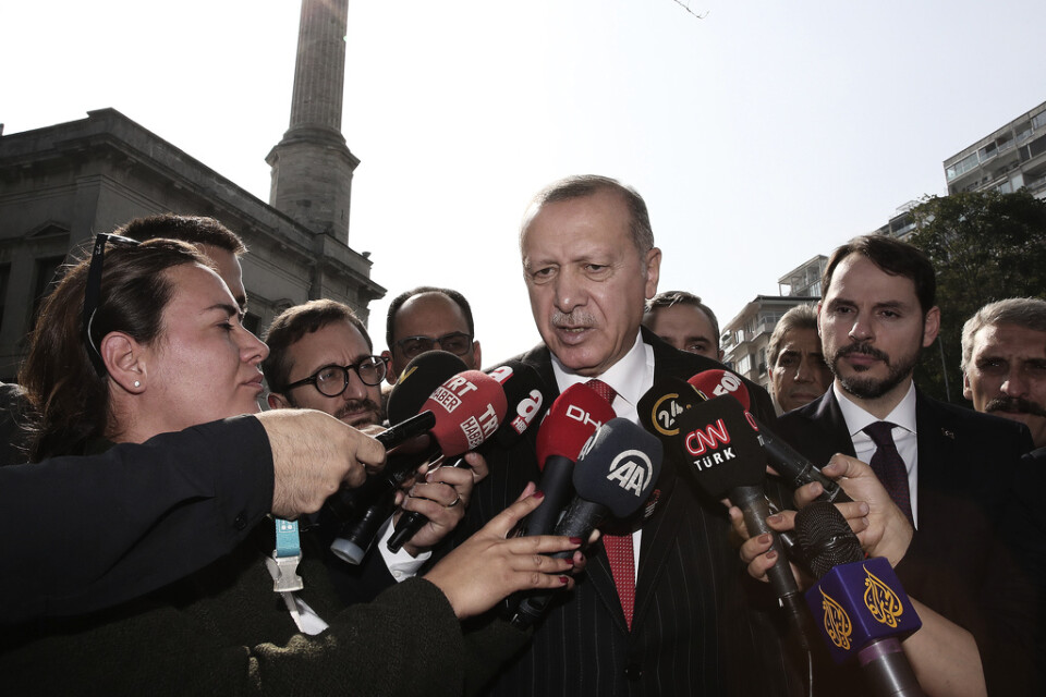 Turkiets president Recep Tayyip Erdogan talar journalister om landets offensiv in i nordöstra Syrien.