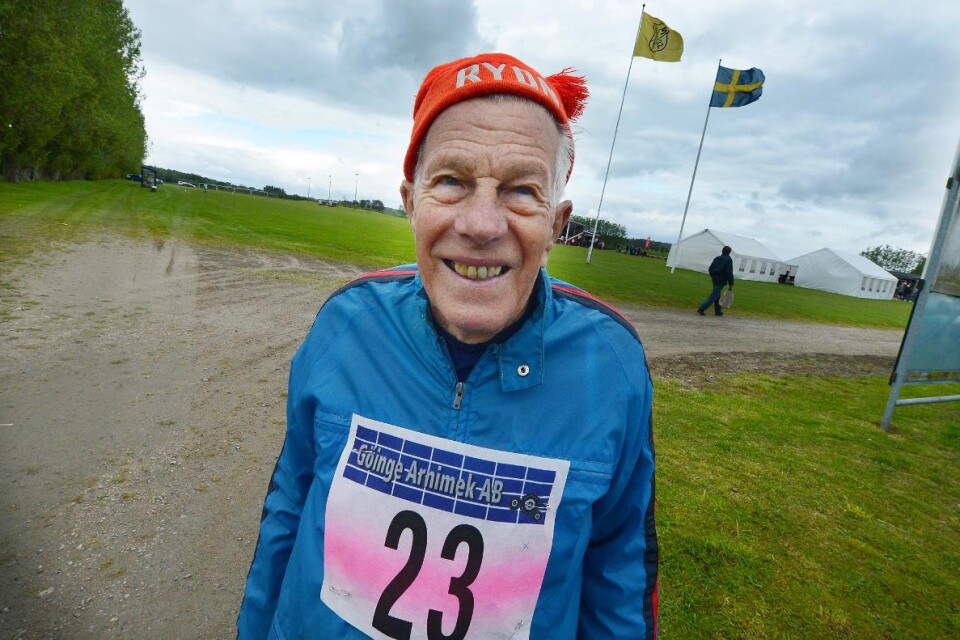 "Jag ska springa och gå lilla rundan på 3,4 kilometer, det får räcka", säger veteranen Folke Persson, 86 år. Foto: Bosse Nilsson