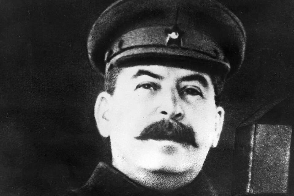 Odaterad arkivbild på Josef Stalin, diktator, när han talar i mikrofon under andra världskriget, eller som det hette i Sovjetunionen: Stora Fosterländska Kriget.