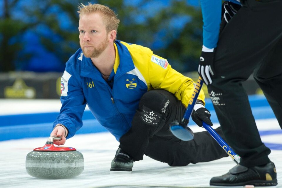 Sveriges curlingherrar förlorade mot hemmanationen Kanada med 6-9 i VM i Halifax. Kanada gick till en 3-0-ledning redan i första omgången när skippern Pat Simmons slog ut en svensk sten. I den sjätte omgången fick Sverige två poäng och reducerade till 4
