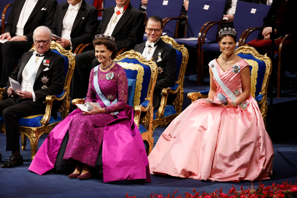 Kung Carl Gustaf, drottning Silvia, prins Daniel och kronprinsessan Victoria vid Nobelprisutdelningen i Konserthuset i Stockholm på lördagen.