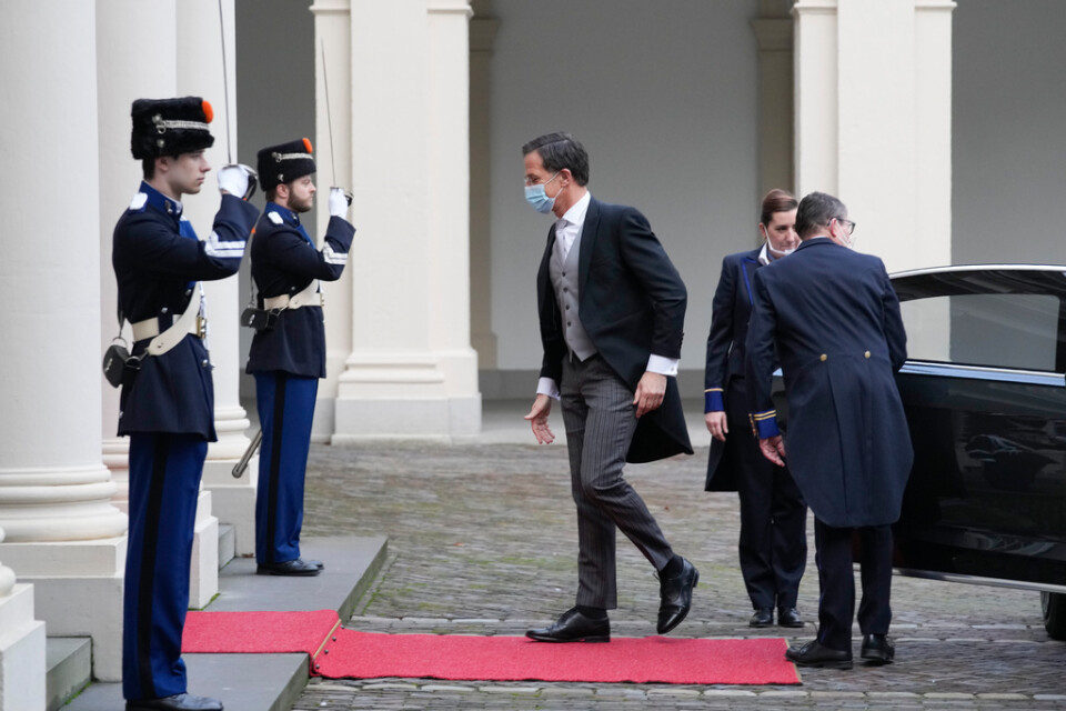 Mark Rutte vid ankomsten till det kungliga palatset Noordeinde i Haag på måndagen.