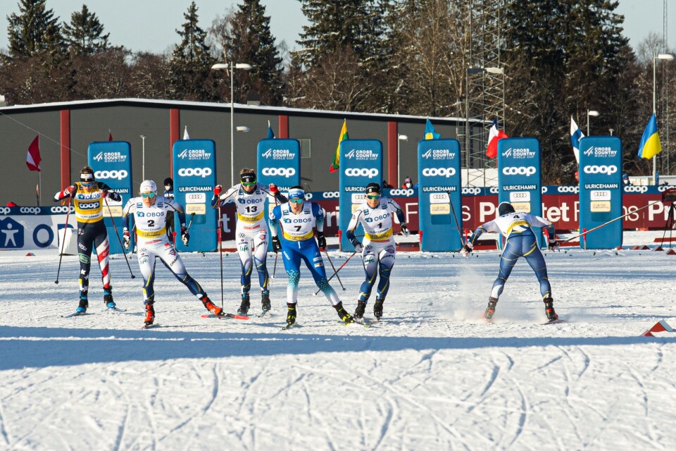 Johanna Hagström och Jonna Sundling, längst till höger i bild, krokade ihop under starten av finalen.