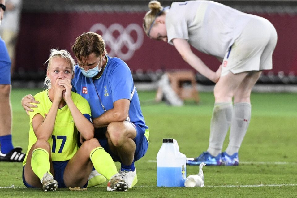 Caroline Seger tröstas av en ledare efter OS-finalförlusten och den missade straffen mot Kanada. Hedvig Lindahl deppar i bakgrunden.